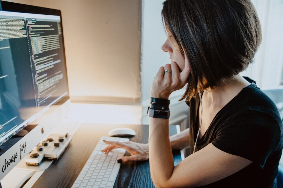 ERP-2022-femme-ordinateur
